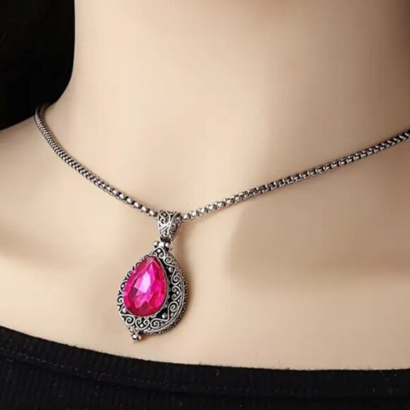 Elegant Vintage-Style Silver Locket Pendant Necklace with Swirling Filigree - Picture 3 of 5